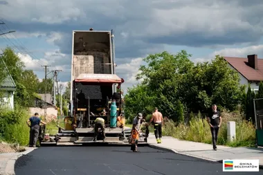 Nowy asfalt na drodze Kałduny–Dobrzelów. Prace są już na finiszu