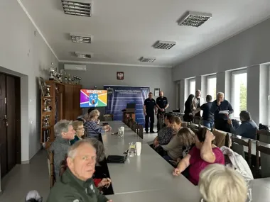 Plecak ewakuacyjny i cyberoszustwa. Seniorzy z Bełchatowa poznali zasady bezpieczeństwa
