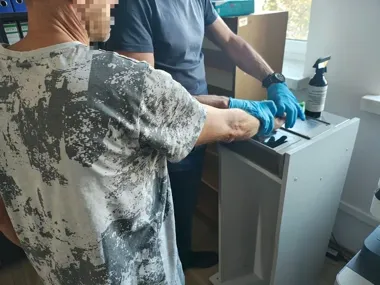 Rowerem w samochód, pustakiem w szyby. 44-latek z zarzutem