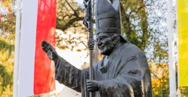 Kremówki, wieńce i modlitwa. Tak uczczono Jana Pawła II w Bełchatowie
